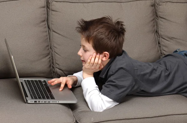 Dizüstü bilgisayar ile çocuk — Stok fotoğraf