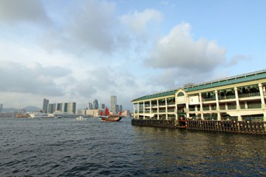 Feribot İskelesi ve hong Kong önemsiz tekne