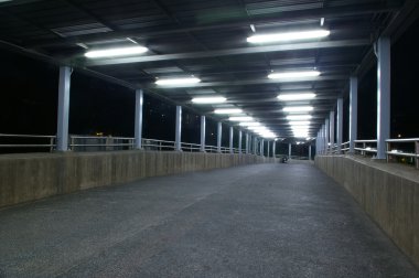 Geceleri yaya köprüsü