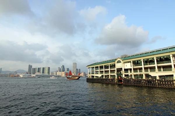 Ferry pier en junk boot in hong kong — Stockfoto