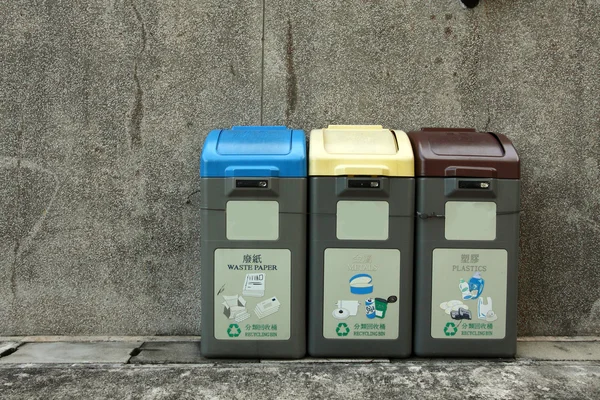 Genbrug af skraldespande. Tre forskellige farver indebærer forskellig brug . - Stock-foto