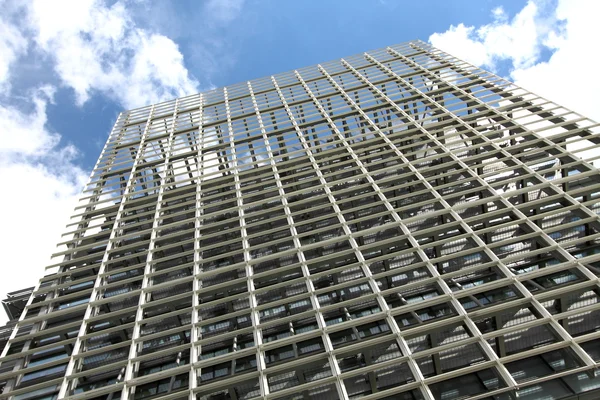 Moderner Wolkenkratzer mit Fenster — Stockfoto