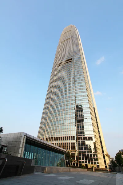 Rascacielos moderno con cristales de ventana — Foto de Stock