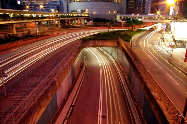 Weg en het verkeer in het centrum van hong kong — Stockfoto