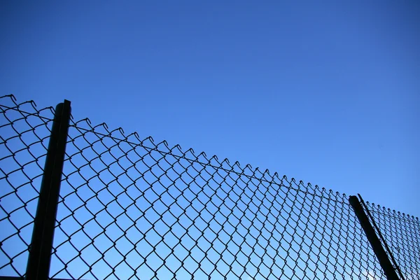 Chain link fence see blue sky — Stock Photo, Image