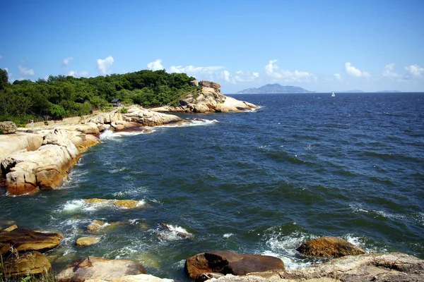 Pobřežní krajinu a moře rock v hong Kongu — Stock fotografie