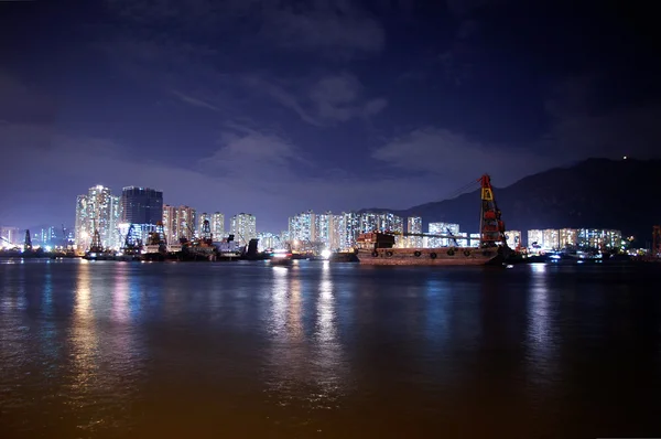 Hong kong hafen mit fahrenden schiffen in der dämmerung — Stockfoto