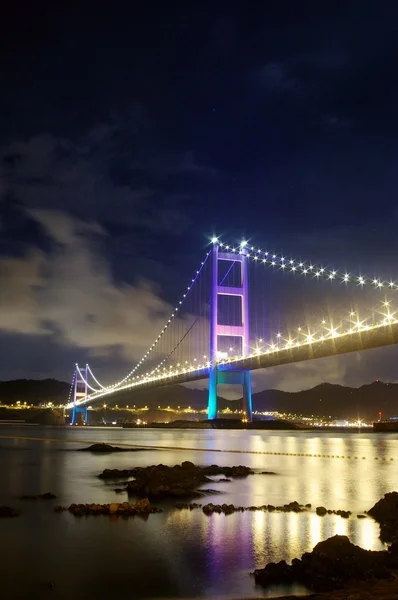 Tsing ma brug in hong kong bij nacht met maan — Stockfoto
