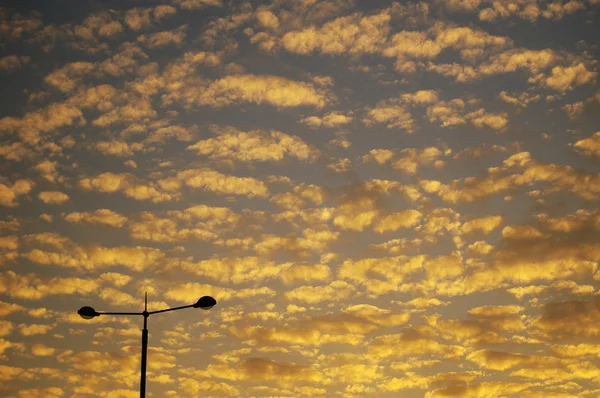 Blå himmel bakgrund med rörliga moln — Stockfoto