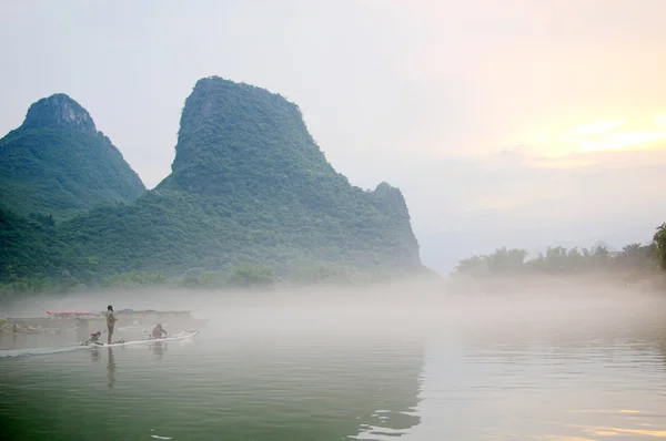Lanscape del río Li y formaciones de piedra caliza en China —  Fotos de Stock