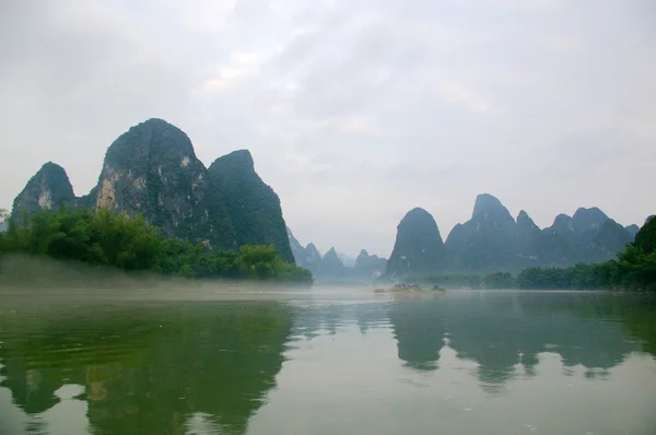 Landschaft aus Flüssen und Kalksteinformationen in China — Stockfoto