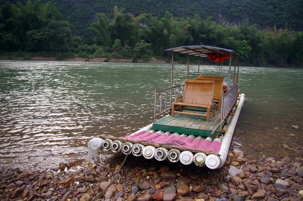 李川に沿って走行するために使用されるボート — ストック写真