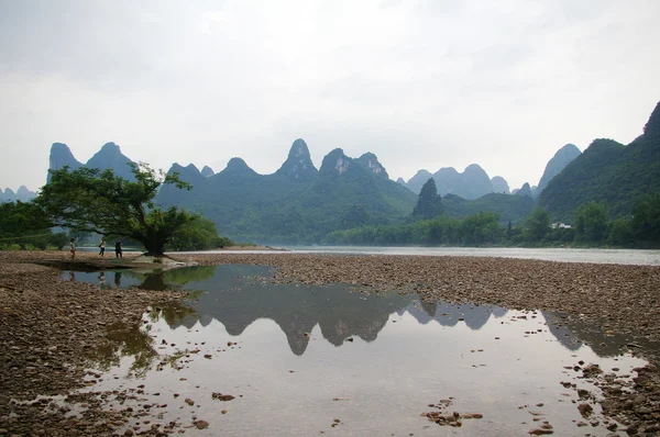 李河和石灰石形成中国的 lanscape — 图库照片