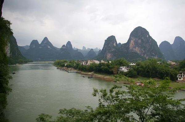 Landschaft aus Flüssen und Kalksteinformationen in China — Stockfoto