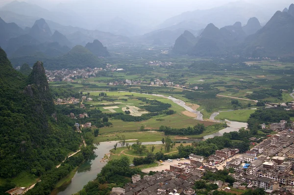 Tájkép a li-folyó és a mészkő képződmények Kínában — Stock Fotó