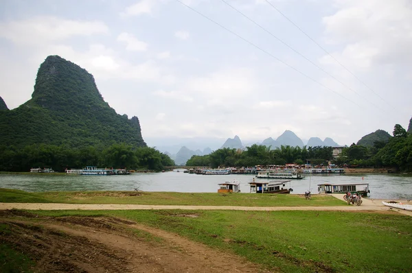 Lanscape del río Li y formaciones de piedra caliza en China — Foto de Stock