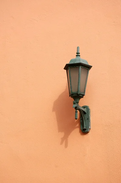 Lampe an oranger Wand — Stockfoto