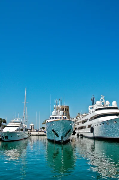 スペイン プエルト バヌスで贅沢な大富豪のヨットの係留 — ストック写真