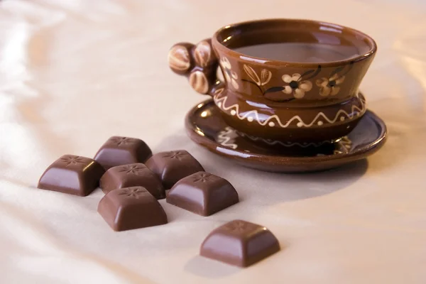 Clay cup and chocolate — Stock Photo, Image