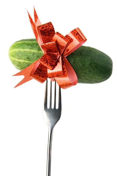 Pepino con lazo rojo en tenedor —  Fotos de Stock
