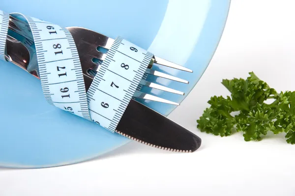 Messer und Gabel auf Teller mit Maßband gebunden — Stockfoto