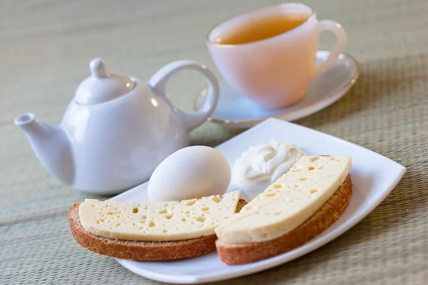 Tea with sheep cheese — Stock Photo, Image