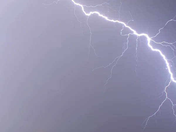 重い嵐の間に本当のサンダー ボルト — ストック写真