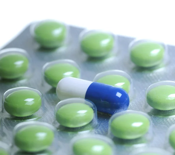 Caixa Comprimidos Verdes Uma Cápsula Azul Branca — Fotografia de Stock