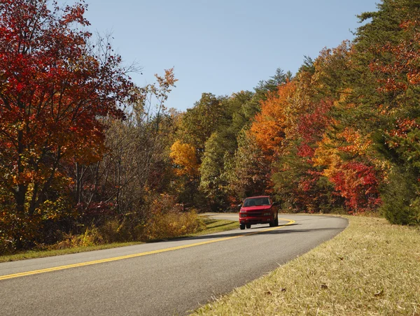 Een Rode Vrachtwagen Langs Een Schilderachtige Herfst Snelweg Van Great — Stockfoto