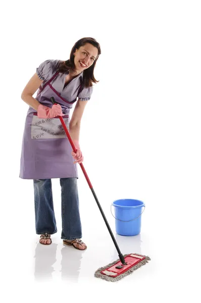 Домохозяйка с чистящими средствами — стоковое фото
