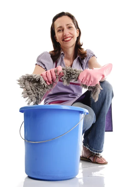 Femme au foyer avec des fournitures de nettoyage — Photo