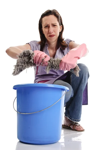 Домохозяйка в резиновых перчатках — стоковое фото