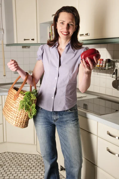 Dona de casa em sua cozinha — Fotografia de Stock