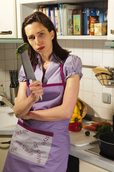 Femme au foyer dans sa cuisine — Photo