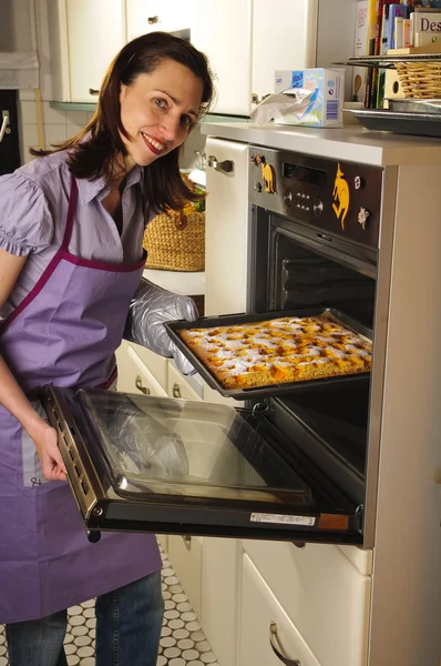 Hospodyňka pečení ve své kuchyni — Stock fotografie