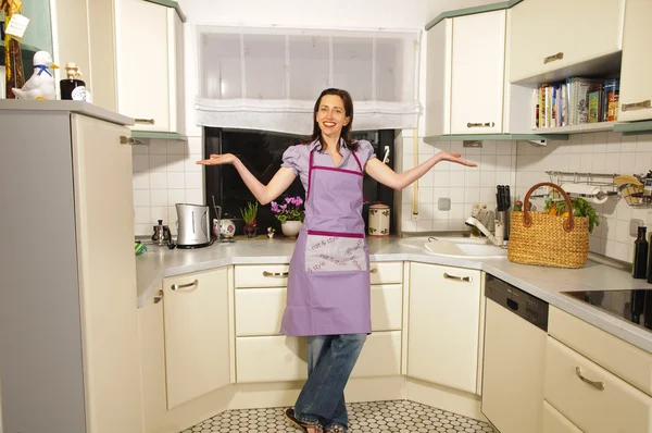 Huisvrouw in haar keuken — Stockfoto