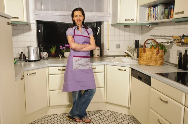 Huisvrouw in haar keuken — Stockfoto