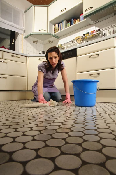 Hausfrau in der Küche — Stockfoto