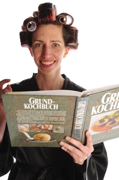 Huisvrouw met kookboek — Stockfoto
