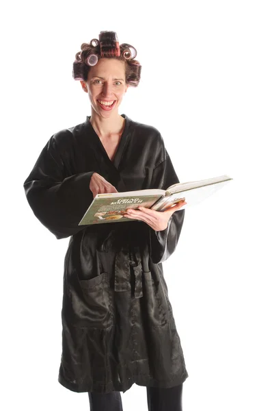 Dona de casa com livro de receitas — Fotografia de Stock