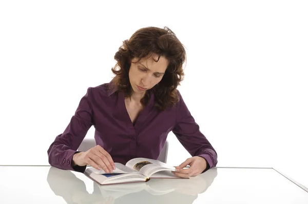 Mulher adulta lendo um livro — Fotografia de Stock