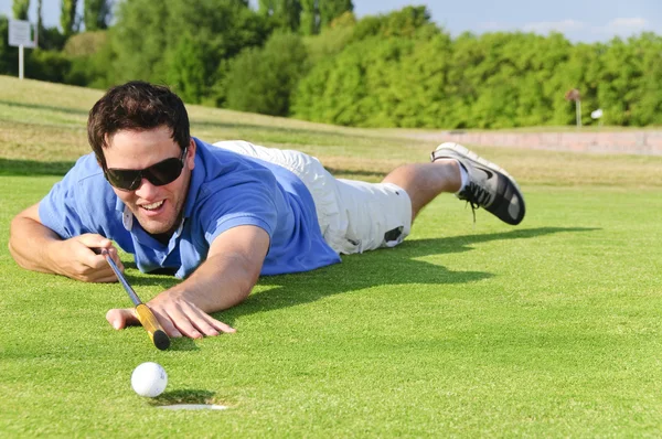 Unga golfspelare på gröna — Stockfoto