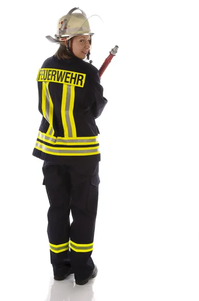 Junge Feuerwehrfrau en uniforme mit Feuerspritze — Photo