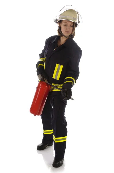 Junge Feuerwehrfrau in Uniform mit Feuerlöscher — стокове фото