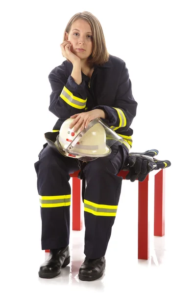 Junge Feuerwehrfrau in uniforme — Foto Stock