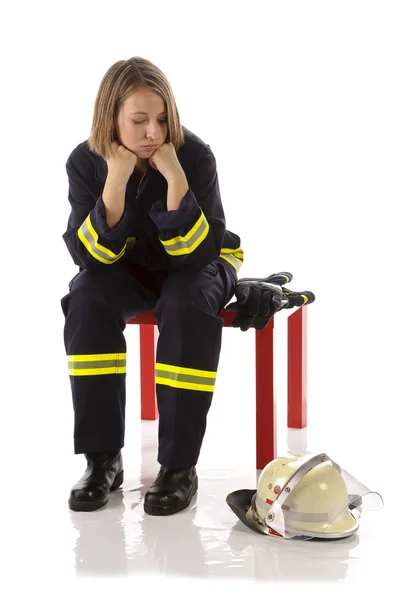 Junge Feuerwehrfrau em uniforme — Fotografia de Stock