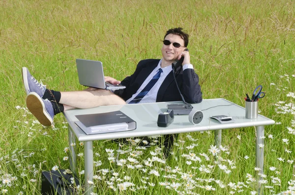 Der Erwachsene Manager Sitzt Anzug Einem Schreibtisch Freien Inmitten Eines — Stockfoto