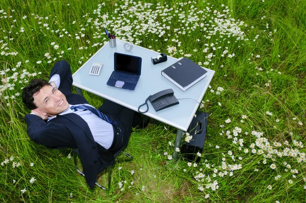 Der Erwachsene Manager Sitzt Anzug Einem Schreibtisch Freien Inmitten Eines — Stockfoto