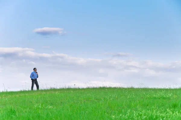 Geschäftsmann Anzug Steht Auf Einer Wiese Und Blickt Vor Wolken — Stockfoto