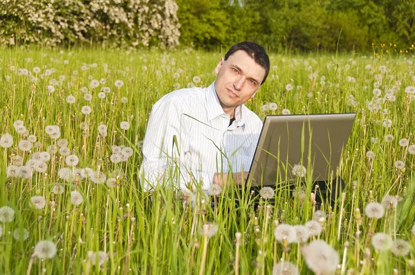 Manager arbetar utomhus — Stockfoto